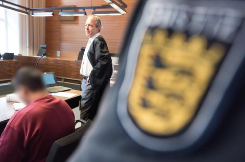 Hussein K. (l.) im Freiburger Landgericht. Das Alter des Angeklagten im Prozess um den Mord an einer Studentin steht jetzt fest