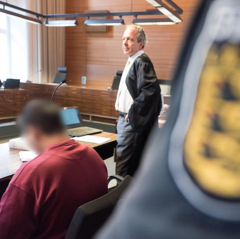 Hussein K. (l.) im Freiburger Landgericht. Das Alter des Angeklagten im Prozess um den Mord an einer Studentin steht jetzt fest