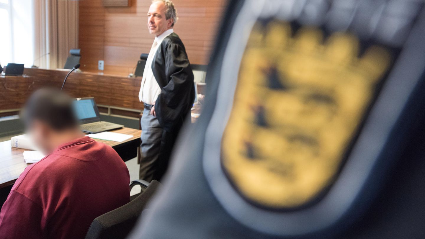 Hussein K. (l.) im Freiburger Landgericht. Das Alter des Angeklagten im Prozess um den Mord an einer Studentin steht jetzt fest