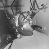 Sommersprossen gelten heute als niedlich. Um 1930 nahmen Frauen jedoch einiges auf sich, um die Punkte im Gesichts loszuwerden. Das Bild zeigt eine Apparatur zum Entfernen der bräunlichen Flecken.    Patienten bekommen im Vorfeld der Behandlung einen luftdichten Augenschutz aufgesetzt, die Nasenlöcher werden abgedichtet und die Patienten müssen durch eine speziellen Schlauch atmen. Dann beginnt die eigentliche Behandlung.