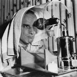 Ja, auch Männer können eitel sein. So wie dieser Österreicher, der sich 1953 einer Anti-Falten-Therapie unterzieht. Die Maschine produziert Dampf, der Furchen im Gesicht glattziehen soll. 