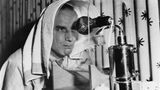 Ja, auch Männer können eitel sein. So wie dieser Österreicher, der sich 1953 einer Anti-Falten-Therapie unterzieht. Die Maschine produziert Dampf, der Furchen im Gesicht glattziehen soll. 