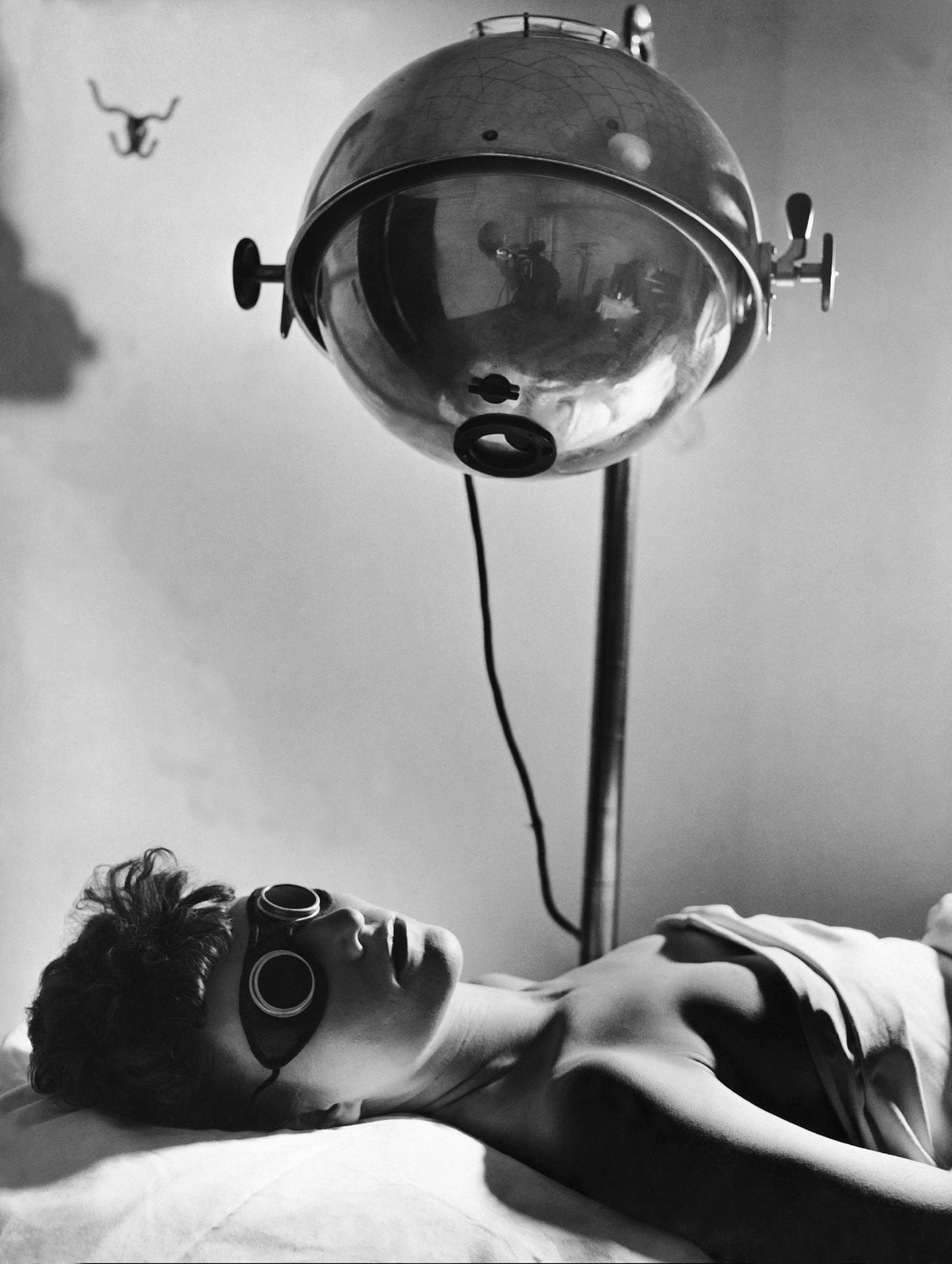 Schon 1944 stand gebräunte Haut hoch im Kurs: Diese US-Amerikanerin legt sich daher bereitwillig unter eine UV-Lampe