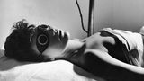 Schon 1944 stand gebräunte Haut hoch im Kurs: Diese US-Amerikanerin legt sich daher bereitwillig unter eine UV-Lampe