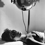 Schon 1944 stand gebräunte Haut hoch im Kurs: Diese US-Amerikanerin legt sich daher bereitwillig unter eine UV-Lampe