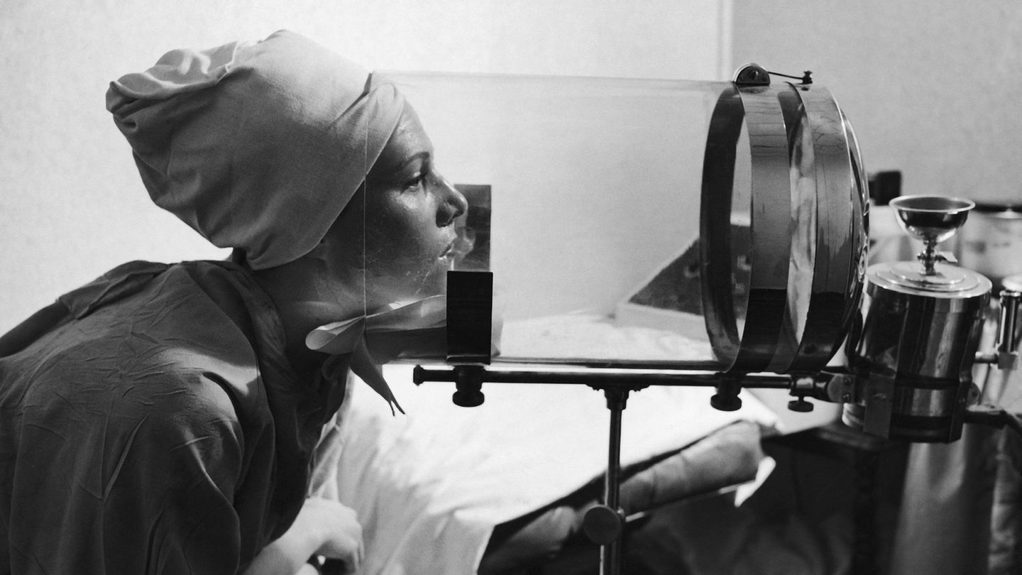 In die Röhre gucken, mal anders: Diese Frau nutzt einen Gesichts-Bedampfer, um ihre Haut zu reinigen. Das Bild entstand im Jahr 1944 in den USA.