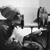In die Röhre gucken, mal anders: Diese Frau nutzt einen Gesichts-Bedampfer, um ihre Haut zu reinigen. Das Bild entstand im Jahr 1944 in den USA.