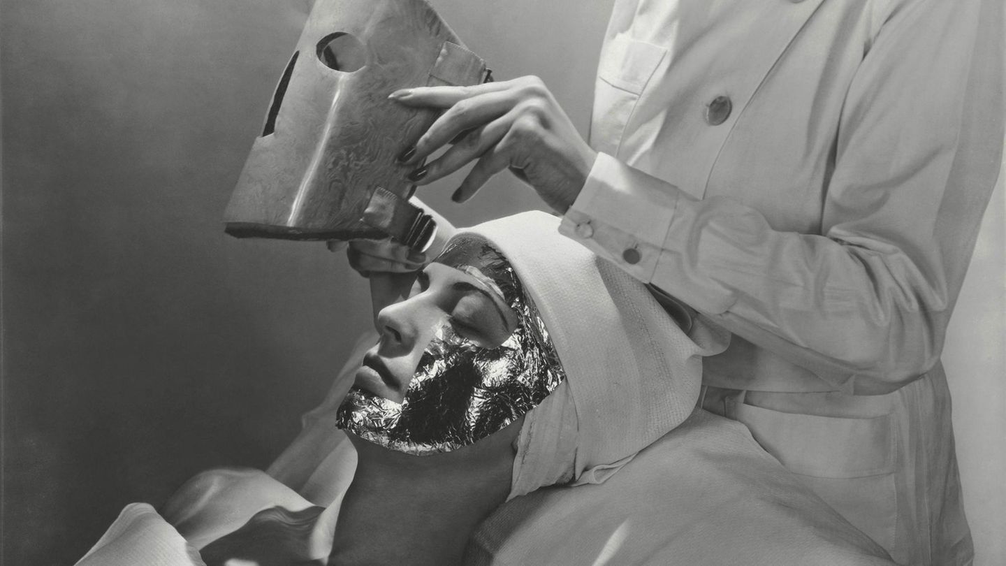 Kuriose Beauty-Gadgets aus der Vergangenheit Immerhin: Diese Maske von 1935 glänzt - und was glänzt kann ja so falsch nicht sein, oder? Das dachte sich wohl auch die Kosmetik-Herstellerin Helena Rubinstein und erfand die "Hormon-Hitze-Maske". Die Kosmetiklinie Rubinstein gibt es bis heute. Die Maske nicht mehr.