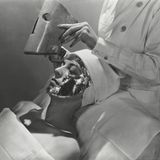 Immerhin: Diese Maske von 1935 glänzt - und was glänzt kann ja so falsch nicht sein, oder? Das dachte sich wohl auch die Kosmetik-Herstellerin Helena Rubinstein und erfand die "Hormon-Hitze-Maske". Die Kosmetiklinie Rubinstein gibt es bis heute. Die Maske nicht mehr.