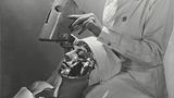 Immerhin: Diese Maske von 1935 glänzt - und was glänzt kann ja so falsch nicht sein, oder? Das dachte sich wohl auch die Kosmetik-Herstellerin Helena Rubinstein und erfand die "Hormon-Hitze-Maske". Die Kosmetiklinie Rubinstein gibt es bis heute. Die Maske nicht mehr.