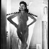 Diese Frau testet ein sogenanntes "Ozon-Bad" - eine Behandlung, die beim Abnehmen helfen soll und angeblich die Haut entgiftet. Ob's geholfen hat? Fragwürdig.  Die Aufnahme entstand im Jahr 1951.