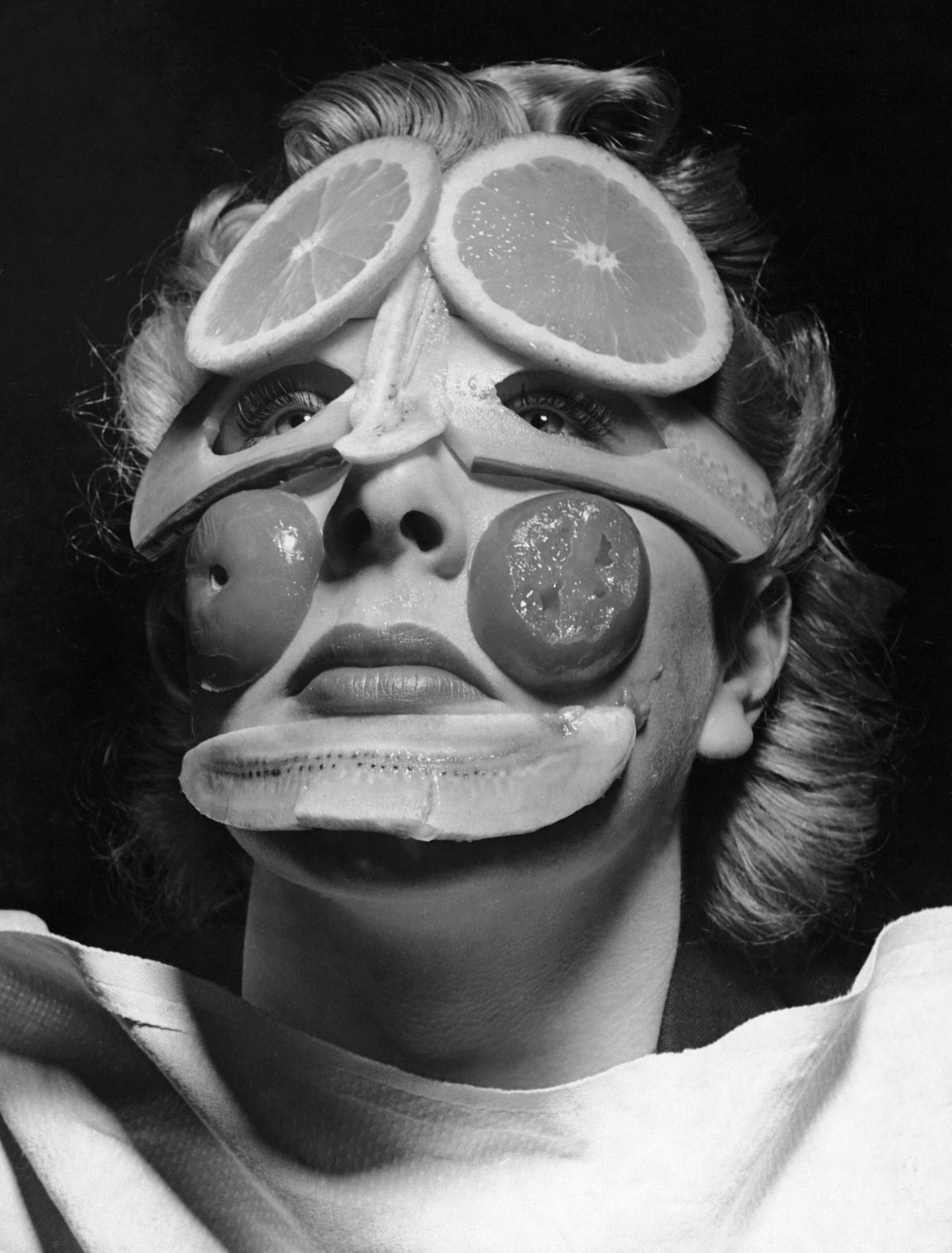 Tutti-Frutti gegen Falten: Diese Frau setzt große Hoffnung auf die wohltuende Wirkung von Tomate, Gurke, Orange und Banane. Aufnahme um 1900.