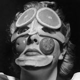 Tutti-Frutti gegen Falten: Diese Frau setzt große Hoffnung auf die wohltuende Wirkung von Tomate, Gurke, Orange und Banane. Aufnahme um 1900.