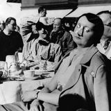 Zeitgemäßer ist diese Dame an der Côte d’Azur unterwegs: Sie schützt die Haut ihrer Augen und Nase mit Silberpapier vor der schädlichen UV-Strahlung der Sonne. Diesen Job erledigt heutzutage zum Glück Sonnencreme.