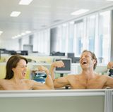 Eine Idee für den nächsten Freitag im Büro: Einfach mal nackig machen und mit dem Kollegen die Muckis vergleichen. Wie wär's?