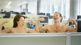 Eine Idee für den nächsten Freitag im Büro: Einfach mal nackig machen und mit dem Kollegen die Muckis vergleichen. Wie wär's?