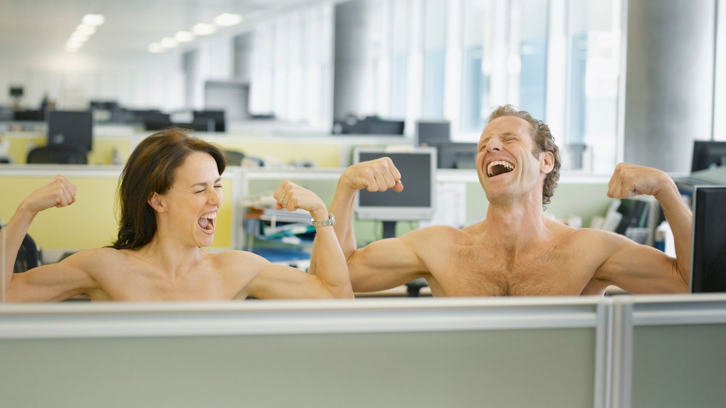 Eine Idee für den nächsten Freitag im Büro: Einfach mal nackig machen und mit dem Kollegen die Muckis vergleichen. Wie wär's?