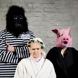 Tiermasken scheinen bei Stockfotografen, die sich auf verstörende Bilder spezialisiert haben, hoch im Kurs zu stehen.