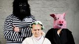 Tiermasken scheinen bei Stockfotografen, die sich auf verstörende Bilder spezialisiert haben, hoch im Kurs zu stehen.