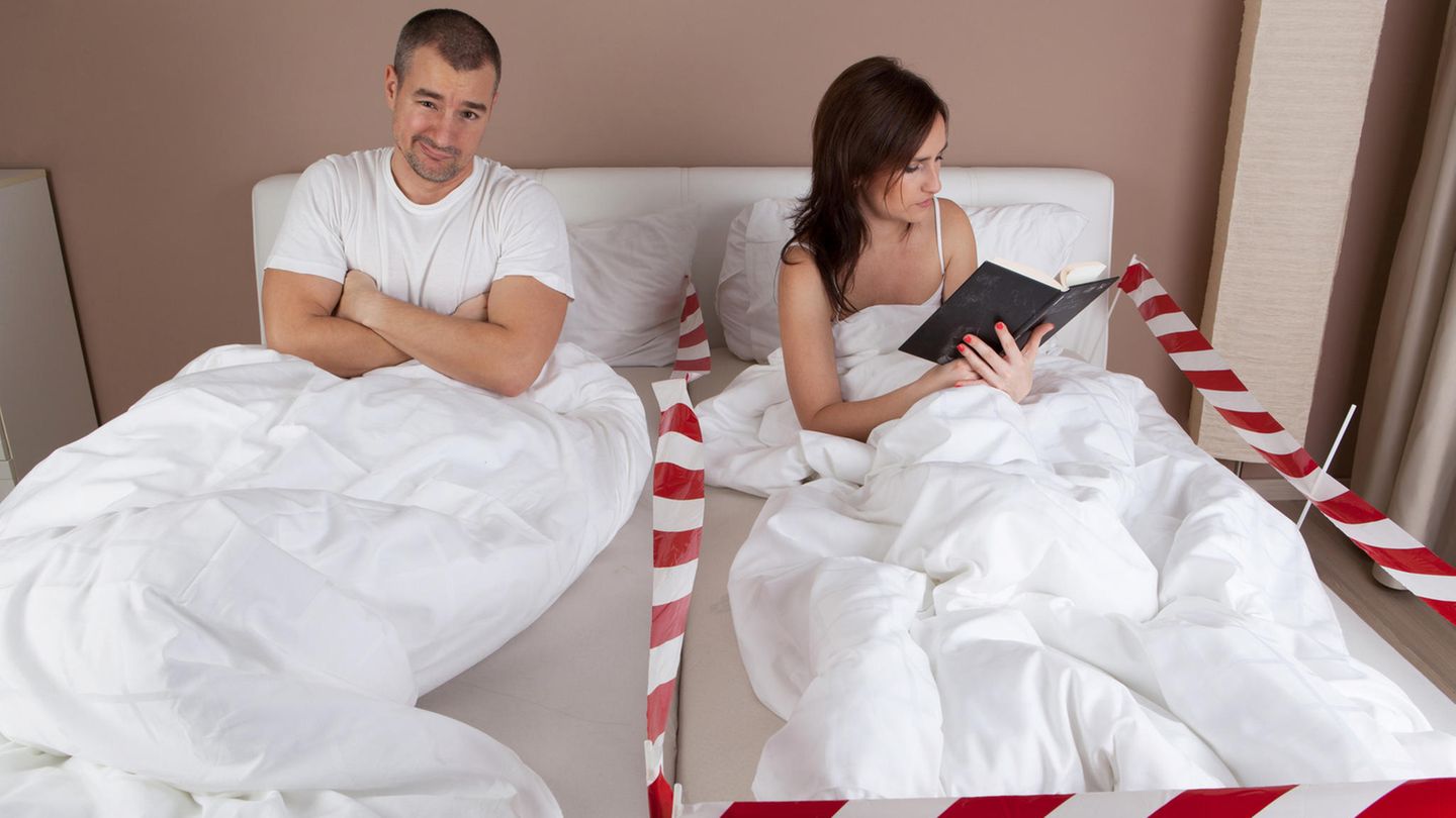 Der Typ nervt? Einfach die eigene Seite des Bettes mit Flatterband absperren. Super Lifehack!