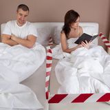 Der Typ nervt? Einfach die eigene Seite des Bettes mit Flatterband absperren. Super Lifehack!