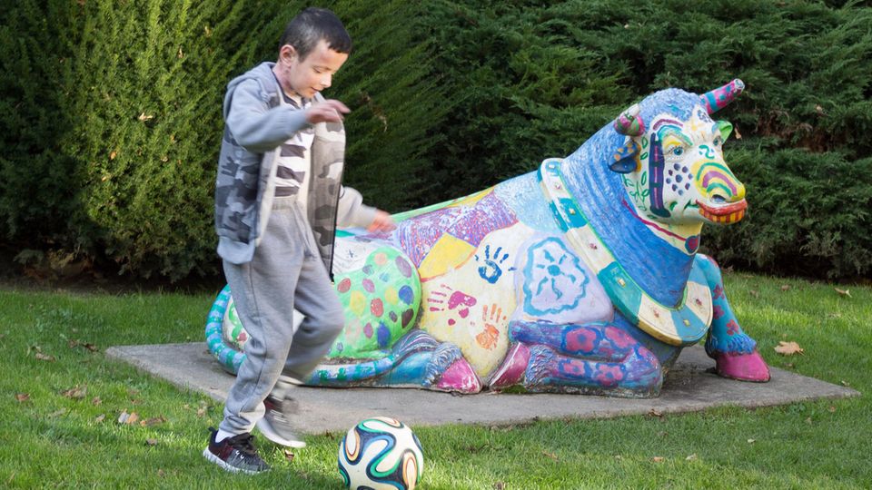 Forscher ersetzen fast komplette Haut eines schwerkranken Kindes Hassan spielt Fußball
