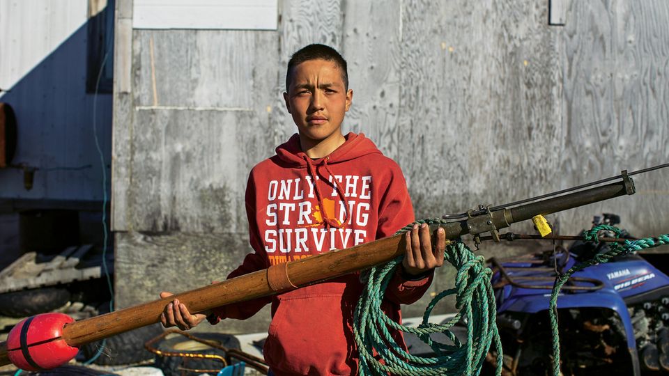 Chris Apassingok mit seiner Harpune. An der Spitze des Geschosses befindet sich eine Sprengstoffladung, die im Körper des Wals explodiert