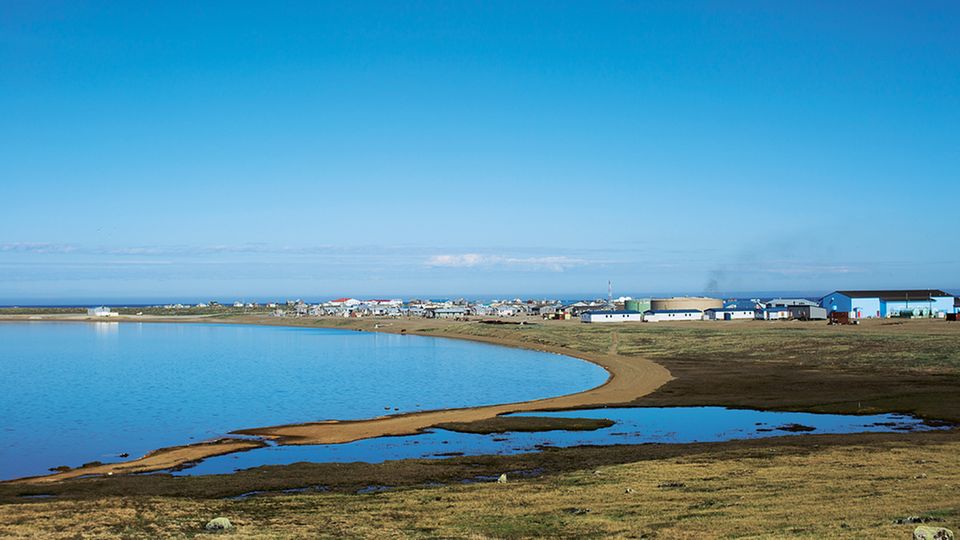Shitstorm gegen 16-Jährigen: Gambell liegt auf einer Insel vor der Westküste Alaskas. Rund 700 Menschen haben sich hier angesiedelt Gambell liegt auf einer Insel vor der Westküste Alaskas. Rund 700 Menschen haben sich hier angesiedelt