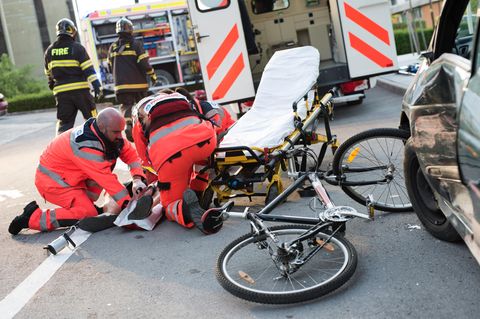 Trotz Vorfahrt: Bei einem Zusammenstoß mit einem Kfz erleidet meist nur der Radfahrer Verletzungen.