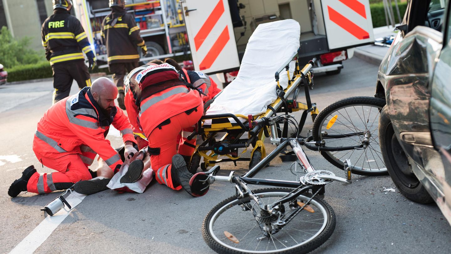 Trotz Vorfahrt: Bei einem Zusammenstoß mit einem Kfz erleidet meist nur der Radfahrer Verletzungen.