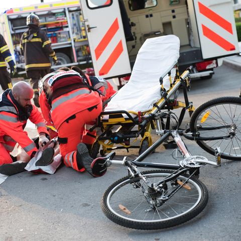 Trotz Vorfahrt: Bei einem Zusammenstoß mit einem Kfz erleidet meist nur der Radfahrer Verletzungen.