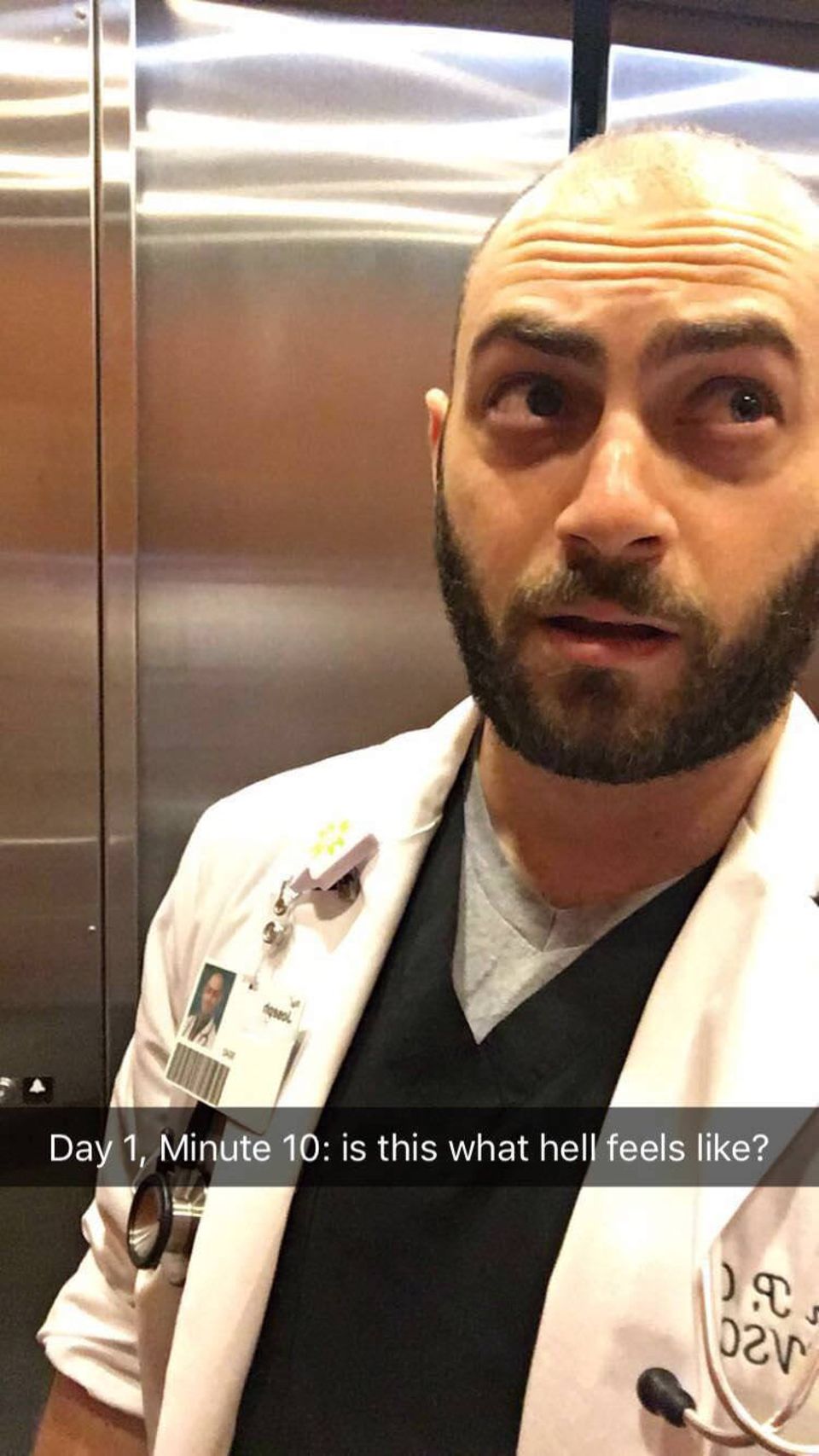 "Fühlt sich so die Hölle an?": Medizinstudent bleibt vor erster OP im Lift stecken und postet köstliche Fotos seiner "Gefangenschaft"