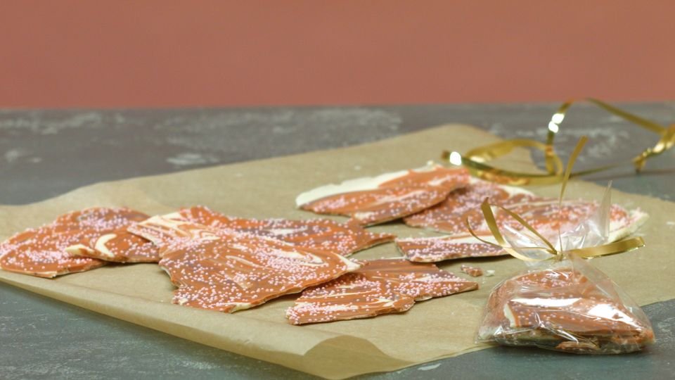 Bunte Bruchschokolade: Geschenkidee gesucht? So leicht machen Sie Marmorschokolade selbst