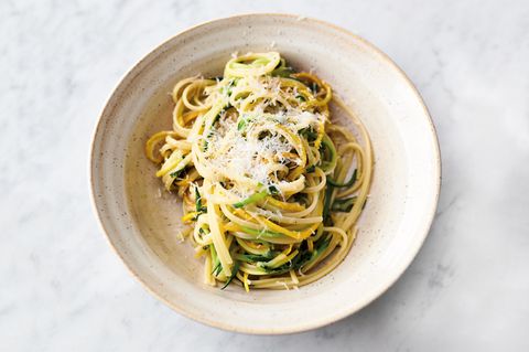 Die Linguine mit Meersalz und schwarzem Pfeffer abschmecken. Vor dem Servieren den restlichen Parmesan über die Pasta reiben und 1 TL natives Olivenöl extra dazugeben.