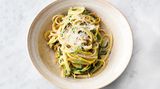 Die Linguine mit Meersalz und schwarzem Pfeffer abschmecken. Vor dem Servieren den restlichen Parmesan über die Pasta reiben und 1 TL natives Olivenöl extra dazugeben.