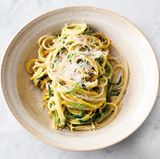 Die Linguine mit Meersalz und schwarzem Pfeffer abschmecken. Vor dem Servieren den restlichen Parmesan über die Pasta reiben und 1 TL natives Olivenöl extra dazugeben.