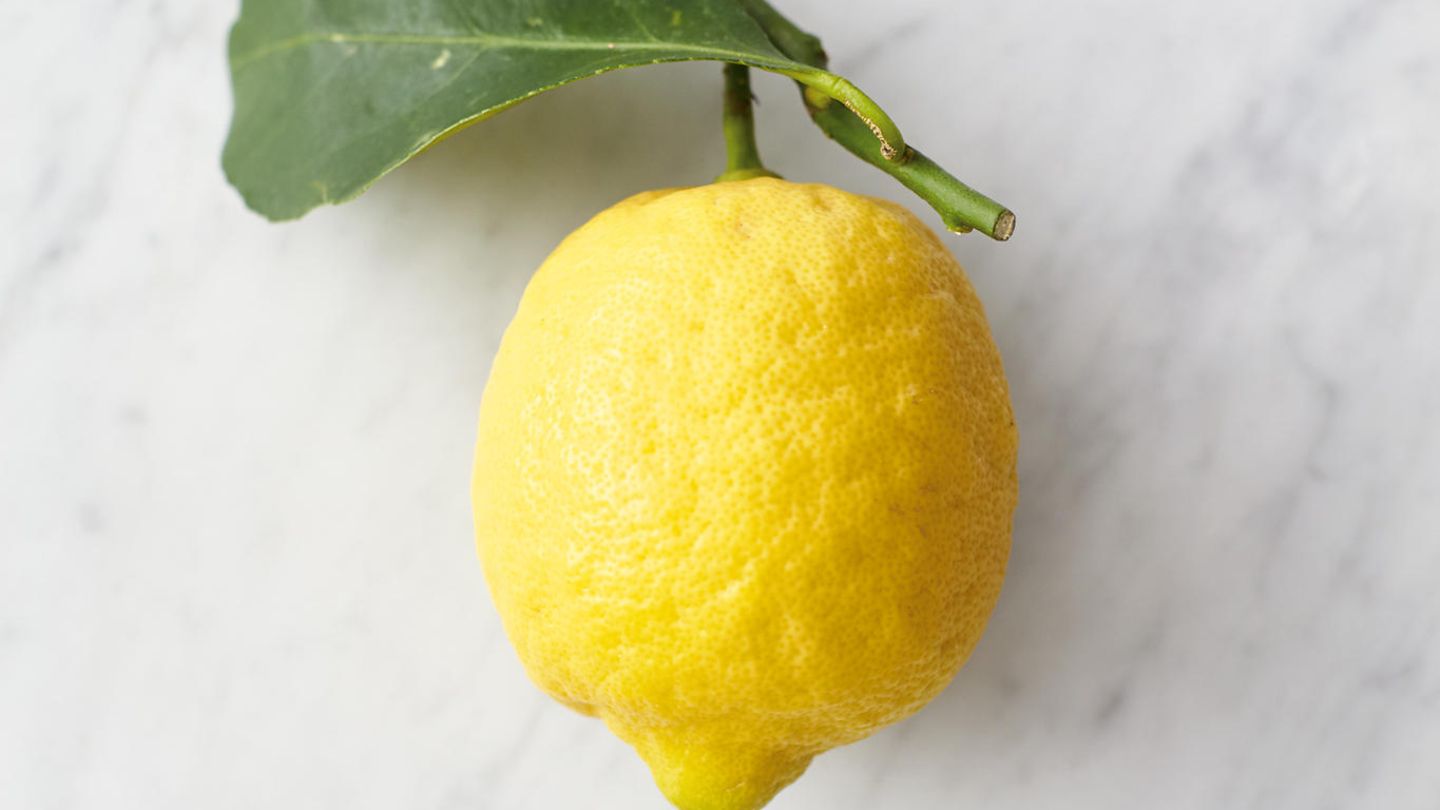 ... den gesamten Saft der Frucht dazupressen und alles gründlich durchheben.