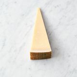 Die abgetropfte Pasta mit 1 Schuss Kochwasser unter die Zucchini ziehen.Den größten Teil des Parmesans und etwas Zitronenschale in die Pfanne reiben ...