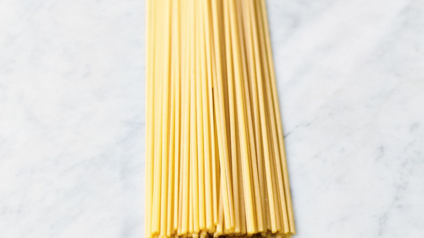 Die Pasta in kochendem Salzwasser nach Packungsangabe garen, dann abgießen und dabei einen Becher Kochwasser auffangen.