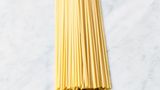Die Pasta in kochendem Salzwasser nach Packungsangabe garen, dann abgießen und dabei einen Becher Kochwasser auffangen.