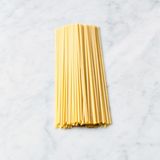 Die Pasta in kochendem Salzwasser nach Packungsangabe garen, dann abgießen und dabei einen Becher Kochwasser auffangen.