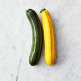 Inzwischen die Zucchini längs halbieren und dann mit einem Messer (wer ausreichend Übung hat) oder mit dem Julienneschneider des Gemüsehobels (mit Fingerschutz arbeiten!) in lange dünne Streifen schneiden. In einer großen beschichteten Pfanne 1 EL Olivenöl bei mittlerer bis hoher Temperatur erhitzen und die Zucchini darin 4 Minuten anschwitzen.