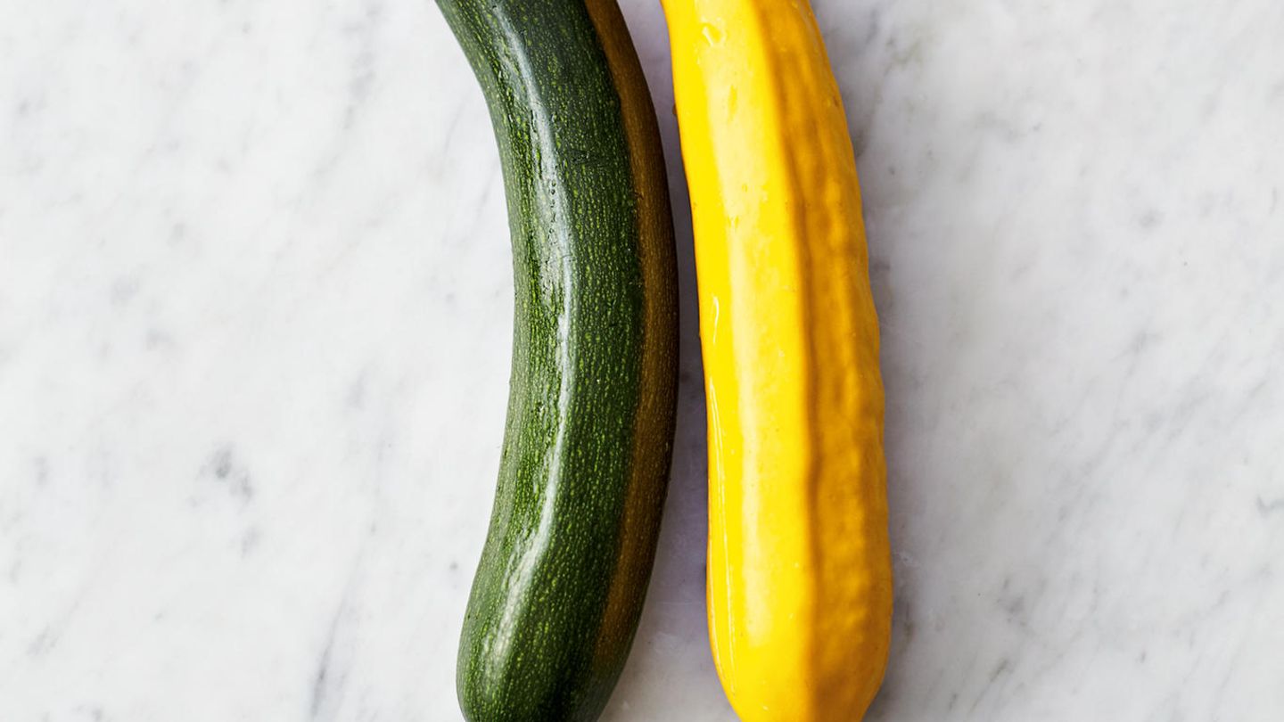 Jamie Oliver: Inzwischen die Zucchini längs halbieren und dann mit einem Messer (wer ausreichend Übung hat) oder mit dem Julienneschneider des Gemüsehobels (mit Fingerschutz arbeiten!) in lange dünne Streifen schneiden. In einer großen beschichteten Pfanne 1 EL Olivenöl bei mittlerer bis hoher Temperatur erhitzen und die Zucchini darin 4 Minuten anschwitzen. Inzwischen die Zucchini längs halbieren und dann mit einem Messer (wer ausreichend Übung hat) oder mit dem Julienneschneider des Gemüsehobels (mit Fingerschutz arbeiten!) in lange dünne Streifen schneiden. In einer großen beschichteten Pfanne 1 EL Olivenöl bei mittlerer bis hoher Temperatur erhitzen und die Zucchini darin 4 Minuten anschwitzen.