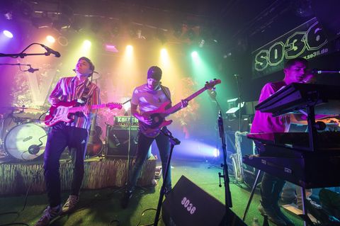 Die Band Von Wegen Lisbeth bei einem Auftritt.