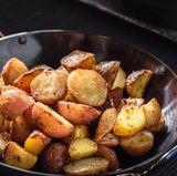 Erkaltete Kartoffeln bei Zimmertemperatur sind ein beliebter Ort für das Bakterium Clostridium botulinum, das eine Lebensmittelvergiftung auslösen könnte. Lagern sie bereits erhitzte Kartoffeln besser im Kühlschrank.