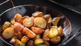 Erkaltete Kartoffeln bei Zimmertemperatur sind ein beliebter Ort für das Bakterium Clostridium botulinum, das eine Lebensmittelvergiftung auslösen könnte. Lagern sie bereits erhitzte Kartoffeln besser im Kühlschrank.