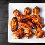 Auch vor der Zubereitung von rohen Lebensmitteln wie beispielsweise Hühnerfleisch wird abgeraten. Das Problem: In der Mikrowelle wird das Fleisch im Normalfall nicht gleichmäßíg gegart. Tummeln sich auf dem rohen Fleisch Bakterien, ist die Wahrscheinlichkeit ziemlich hoch, dass man sie nach dem vermeintlichen Garprozess mitisst – und somit eine Lebensmittelvergiftung auslöst.