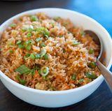 Steht gekochter Reis lange bei Zimmertemperatur, könnten sich Bakteriensporen bilden, die eine Lebensmittelvergiftung auslösen könnten. Das Erhitzen in der Mikrowelle tötet die Bakterien nicht. Sie sollten gekochten Reis daher immer im Kühlschrank aufbewahren.