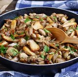 Wenn Sie Pilze richtig zubereiten und lagern, können Sie diese ohne Weiteres am nächsten Tag aufgewärmt verzehren. Bereiten Sie die Pilze frisch zu, kühlen Sie das Pilzgericht nach der Zubereitung rasch ab und bewahren Sie die Reste maximal einen Tag bis höchstens zwei Tage bei ca. vier Grad Celsius im Kühlschrank auf.