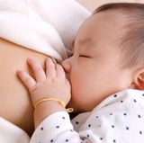 Erhitzen Sie abgepumpte Muttermilch nie in einer Mikrowelle. Die Milch könnte ungleichmäßig erhitzt werden und den Mund oder Rachen des Babys verbrennen. Verwenden Sie zum Erhitzen lieber ein heißes Wasserbad.